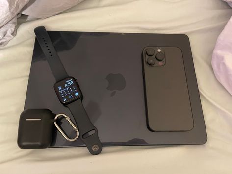 Apple Products Aesthetic Black, Black Macbook Aesthetic, Black Apple Products, Apple Watch Aesthetic Black, Black Ipad Aesthetic, Apple Macbook Aesthetic, Black Apple Watch Aesthetic, Mac Book Aesthetic, Macbook Layout