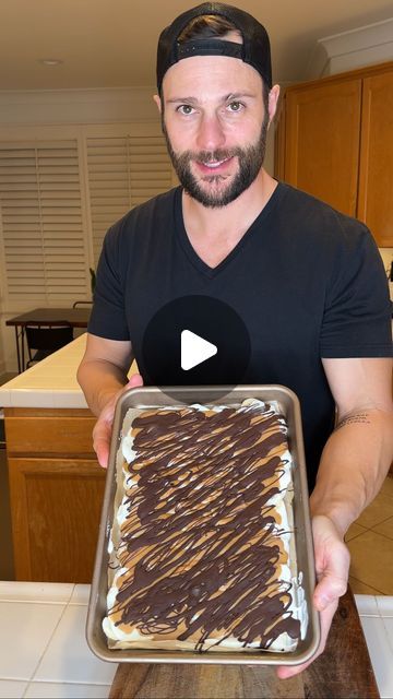 Bobby Levsey on Instagram: "4 INGREDIENT PROTEIN BARK

This recipe is perfect for anyone trying to find a healthy dessert alternative. This is a highly requested treat in my household.

All you need:
2 bananas
2.25 cups/510g vanilla greek yogurt 
8 tbsp/132g peanut butter 
8 tbsp/120g chocolate chips

Instructions:
Put parchment paper on a cookie sheet. Peel and slice 2 bananas then spread them across a baking sheet. Measure 2.25 cups of vanilla Greek yogurt and evenly spread over the bananas. Measure and melt 8 tablespoons of peanut butter or your favorite nut butter and drizzle over the Greek yogurt. Measure and melt 8 tablespoons of your favorite chocolate chips and drizzle over the peanut butter. Place in freezer for 2-3 hours. Cut into 8 equal pieces and enjoy. 

Pro tip: use a food s Chocolate Peanut Butter Yogurt Bark, Banana Yogurt Dessert, Banana Yogurt Bark, Healthy Potluck Desserts, Keto Yogurt Bark, Diet Dessert Recipes Healthy, Banana And Peanut Butter Recipes, Healthy Junk Food Recipes, Low Fat Desserts Healthy