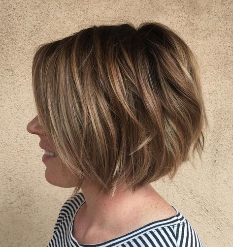 Short layered hair is super stylish and practical! Here are 50 chic short layered haircuts and hairstyles to help you find the perfect crop! Messy Blonde Bob, Bob Pendek, Textured Layers, Square Face Hairstyles, Layered Bob Haircuts, Bob Hairstyles For Thick, Medium Layered Hair, Chin Length Bob, Short Layered Haircuts