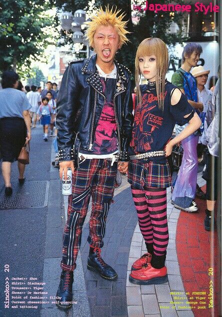 FRUiTS Magazine - Harajuku Style http://www.modadesubculturas.com.br/2017/02/street-style-fim-revista-japonesa-fruits.html Japanese Punk Fashion, Japanese Punk, Fruits Magazine, Harajuku Punk, Japanese Magazine, Harajuku Fashion Street, Kei Visual, Tokyo Street Style, Punk Clothing