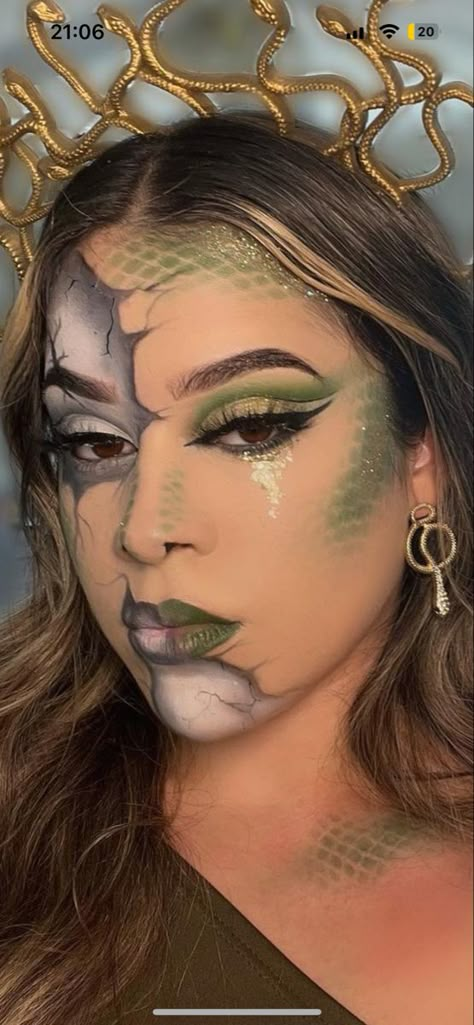 Madussa Face Makeup, Esthetician Halloween Costume, Medusa Makeup Halloween Simple, Medusa Face Makeup, Medusa Costume Hair, Medusa Make Up Ideas, Medusa Make Up Easy, Scary Medusa Costume, Medusa Makeup Ideas Simple