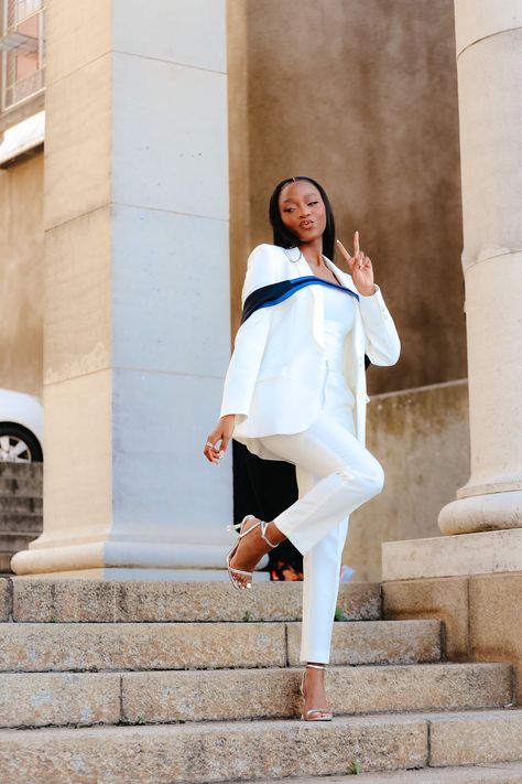 Pant Suits For Women Graduation, Women Suits For Graduation, White Pants Suits For Women Graduation, Graduation Outfit Ideas University Suits, Masters Graduation Outfit Ideas, Suits For Graduation, Pants Suit Graduation Pictures, Masters Photoshoot Ideas, Master’s Graduation Outfit