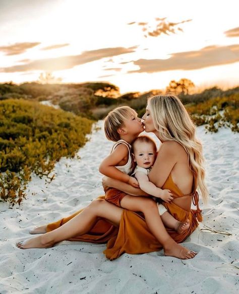 Strand Shoot, Motherhood Images, Family Beach Pictures Poses, Family Beach Pictures Outfits, Beach Photoshoot Family, Kylie Rae, Aesthetic Preset, Beach Picture Outfits, Family Beach Session