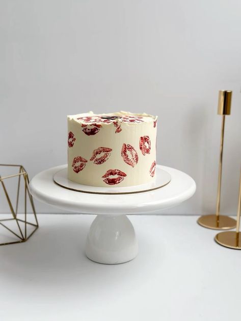 Expensive Birthday Cake, Aesthetic Small Cake, 29 Bday Cake, Valentine’s Cake, Aesthetic Birthday Cake Vintage, Vintage Birthday Cake Aesthetic, Cute Minimalist Cake, Cakes Aesthetic Vintage, Birthday Cake Aesthetic Vintage