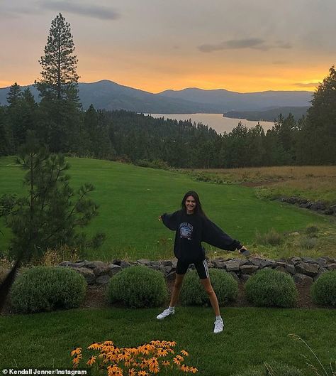 Kendall Jenner and Kourtney Kardashian enjoy holiday in Idaho | Daily Mail Online Stile Kendall Jenner, Gambar One Direction, Mode Ulzzang, Shotting Photo, Kendall Jenner Outfits, Jenner Style, Hailey Baldwin, Sunset Pictures, Kendall Jenner Style