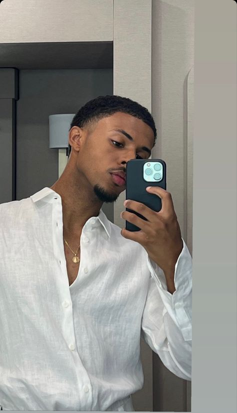 It Boy Aesthetic, Writing Themes, Stairs Black, Diggy Simmons, Glow Up Challenge, Aesthetic Summer Beach, Shorts Aesthetic, Outfit Elegantes, Noah Beck