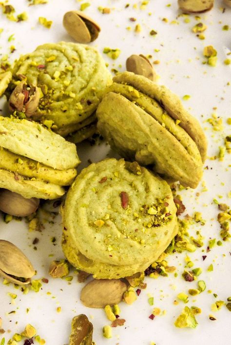 Low Carb Pistachio Macarons Recipe Keto Pistachio, Pistachio Dessert, Keto Cookie Recipes, Postre Keto, Sugar Free Sweets, Keto Cake, Recetas Keto, Low Carb Cookies, Low Carb Sweets