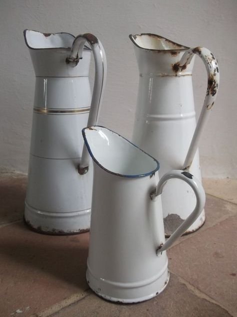 french country style milk jugs White Pitchers, Antique Vintage Decor, Vibeke Design, Flowers Water, Enamel Ware, White Pitcher, Decor Shabby Chic, Vintage Pitchers, Vintage Enamelware