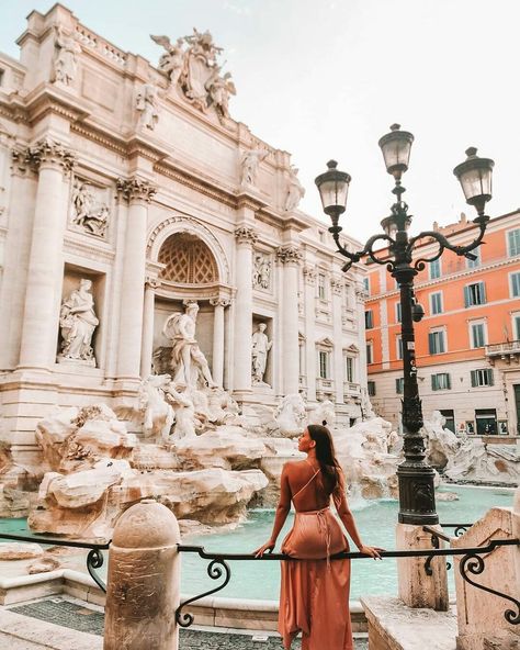 Trevi Fountain Photoshoot, Trevi Fountain Poses, Photoshoot In Italy, Fontana Di Trevi Photo Ideas, Trevi Fountain Pictures, Rome Pics, Rome Photoshoot, Italy Photoshoot, Rome Photography