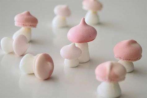 Meringue Mushrooms, Mini Meringues, Japanese Candy Snacks, Meringue Desserts, Fairy Garden Birthday Party, Meringue Recipe, Candy Snacks, Be My Last, Meringue Cookies