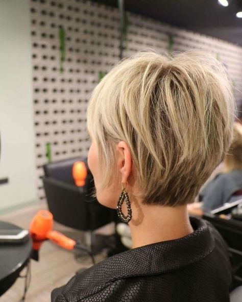 40 styles de coupes de cheveux courtes pour femme aux cheveux fins - Astuces de filles Hairstyles Blonde, Stacked Bob Haircut, Short Blonde Haircuts, Bob Haircut For Fine Hair, Messy Short Hair, Blonde Pixie Cuts, Mom Hairstyles, Hair Haircuts, Short Bob Haircuts