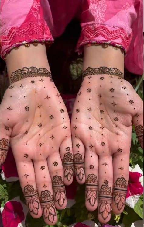 Mahadi Design Beautiful, Aesthetic Mehandi, Minimal Mehendi, Mehndi Arabic, Simple Mehandi, Hand Mehndi Designs, Mehndi Outfit, Back Hand Mehndi, Palm Mehndi Design