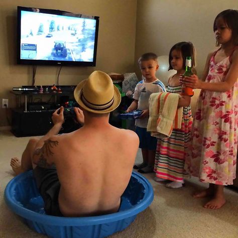 This Is How I've Chosen To Spend My Father's Day Father's Day Video, Kids Mirrors, Parenting Fail, Joe Rogan, Memes Humor, Charlie Chaplin, Parenting Humor, Dad Humor, Best Funny Pictures