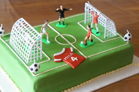 Football Pitch Cake, Football Cake Design, Ronaldo Birthday, Football Themed Cakes, Mario Bros Birthday Party Ideas, Soccer Birthday Cakes, Bbq Cake, Football Birthday Cake, Paw Patrol Birthday Theme