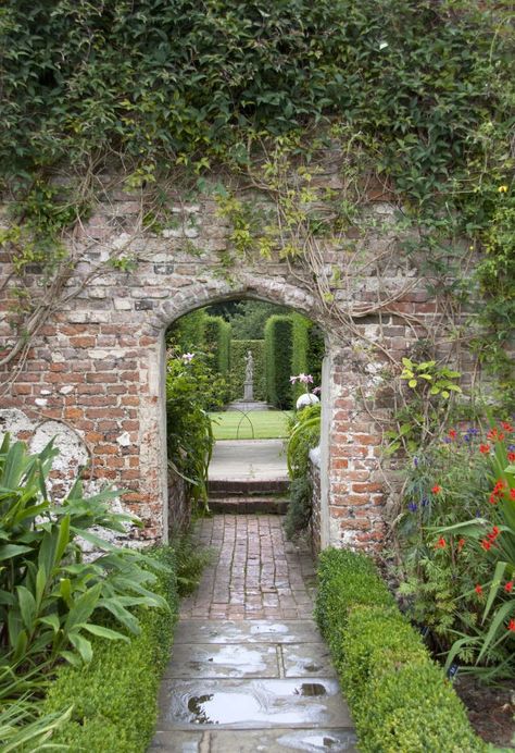 10 Garden Ideas to Steal from Vita Sackville-West at Sissinghurst Castle - Gardenista Sissinghurst Garden, Vita Sackville West, English Garden Design, Famous Gardens, Estate Garden, Sloped Garden, Cottage Garden Design, Castle Garden, Brick Patios