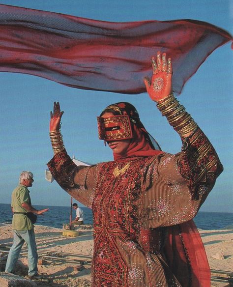 WOMANISTAN on Instagram: “National Geographic cover shot from the Island of Kish, Iran. c. 1999.  Photography: Alexandra Avakian  #womanistan #throwback #fashion…” Obscure Fashion, National Geographic Cover, Afrique Art, Persian Culture, Arte Inspo, People Of The World, World Cultures, 영감을 주는 캐릭터, Anthropology