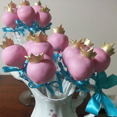 Cake pops para festa de princesa Party Food Princess, Sleeping Beauty Birthday Party, Beauty Party Ideas, Princess Cake Pops, Sleeping Beauty Cake, Sleeping Beauty Birthday, Acrylic Bedroom, Cake Pops Ideas, Princess Sleeping Beauty