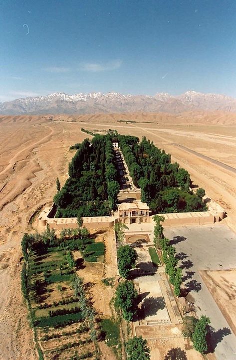 Sky People, Iranian Architecture, Persian Garden, Persian Architecture, Iran Travel, Paradise Garden, Sky Mountain, Design Outdoor, Ancient Architecture