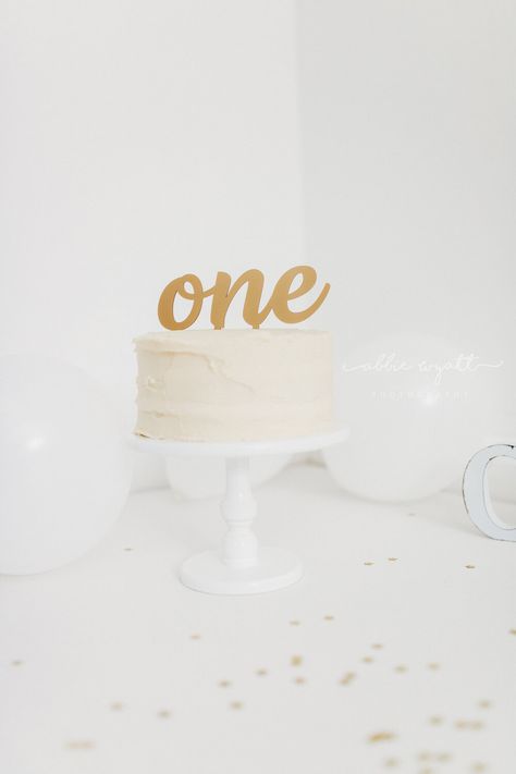 Simple Cake Smash, White Cake Smash, Minimalistic Cake, Cake Minimal, Minimalistic Photography, Simple White Cake, Outdoor Cake Smash, Cakes Photography, Cake Smash Inspiration