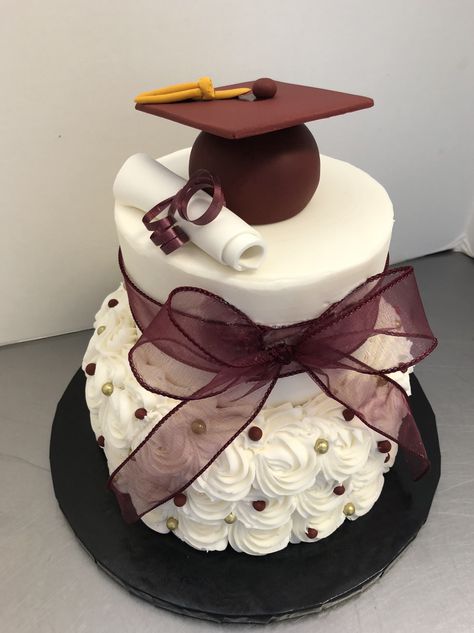 Graduation Cakes For Ladies, Maroon Graduation Cake, College Graduation Cakes, Graduation Cake Ideas, Grad Cakes, Graduation Party Desserts, Graduation Party Cake, Graduation Party High, Senior Graduation Party