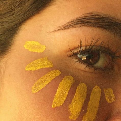 Painting Photography Aesthetic, Paint Portrait Photography, Paint On Face Photography, Yellow Photoshoot Ideas, Cute Face Painting Aesthetic, Yellow Face Paint, Face Painting Aesthetic, Apollo Aesthetic, Photography Artistique