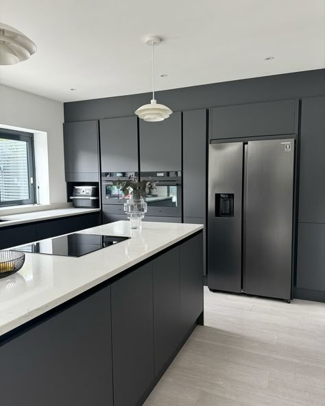 Inside 142 by Melissa | clean kitchen = bliss | Instagram Black Kitchen With Black Appliances, Modern Kitchen With Black Appliances, Monochromatic Kitchen Design, Monochrome House Interiors, Kitchen Monochrome, Maximize Small Kitchen, Matt Black Kitchen, Monochrome House, Monochrome Kitchen