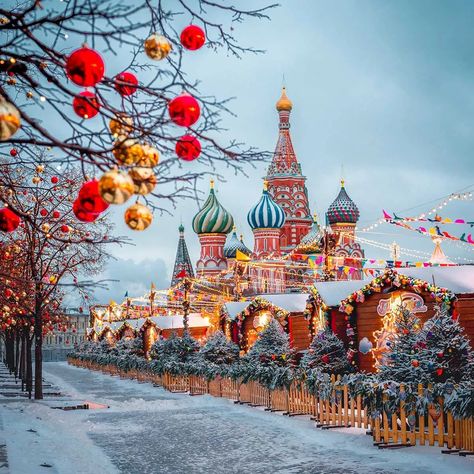 Russian New Year, Moscow Winter, Neymar Jr Wallpapers, Russian Architecture, Peter The Great, Russian Culture, New Year Photos, Glass Of Champagne, Russian Orthodox