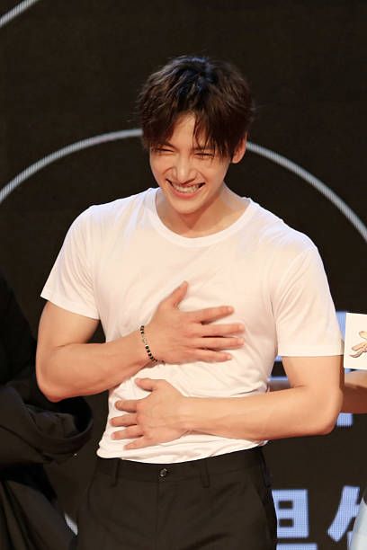 Ji Chang Wook Abs, One Punch Man Wallpapers, Ji Chang Wook Healer, Ji Chang Wook Photoshoot, Ji Chang Wook Smile, Bahasa Jepun, Korea Actor, Suspicious Partner, Chang Wook