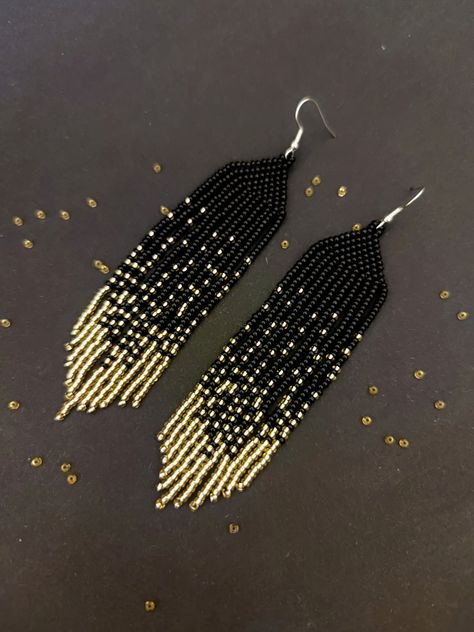 Gradient Beaded Earrings, Black And Gold Beaded Earrings, Black Beaded Earrings, Beaded Jewelry Earrings, Gold Bead Earrings, Seed Bead Jewelry Patterns, Beaded Earrings Diy, Beaded Earrings Tutorials, Beaded Collar