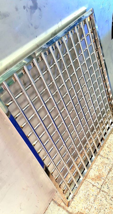 Steel Get Design, Steel Jali Design, Modern Window Grill Design Simple, Modern Window Grill, Balcony Glass Design, Jali Design, Steel Railing Design, Get Design, Grill Gate