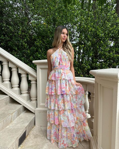 Our BEST SELLING floral maxi is back!! Grab it before it sells out again! 🌸 Brown Sequin Dresses, Colorful Summer Dresses, Grad Outfits, Stylish Outfits Casual, Floral Bridesmaid Dresses, Party Maxi Dress, Summer Party Outfit, Halter Maxi Dress, Halter Strap