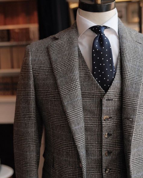 J. Mueser on Instagram: “A beautiful commission from a client; a 3-piece Prince of Wales check from @foxbrothers1772 #jmueser” Minimalist Wardrobe Men, Prince Of Wales Check Suit, Prince Of Wales Suit, Sport Coat Outfit, Wardrobe Men, Prince Of Wales Check, Gq Fashion, Check Suit, Grey Suit