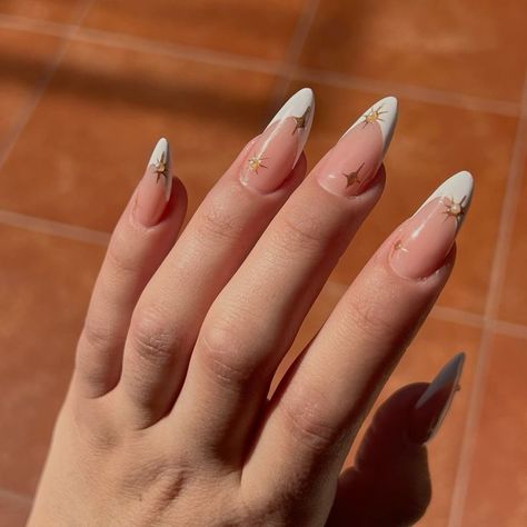 Acrylics With Gold Accents, Acrylic Accent Nail Ideas, French Tip Nails Gold Accent, White Almond Nails With Gold Design, Eid Nails 2024, Gold White French Tip Nails, White French Tip Nails Gold Accent, French Nails With Gold Stars, French Tip Nails White And Gold