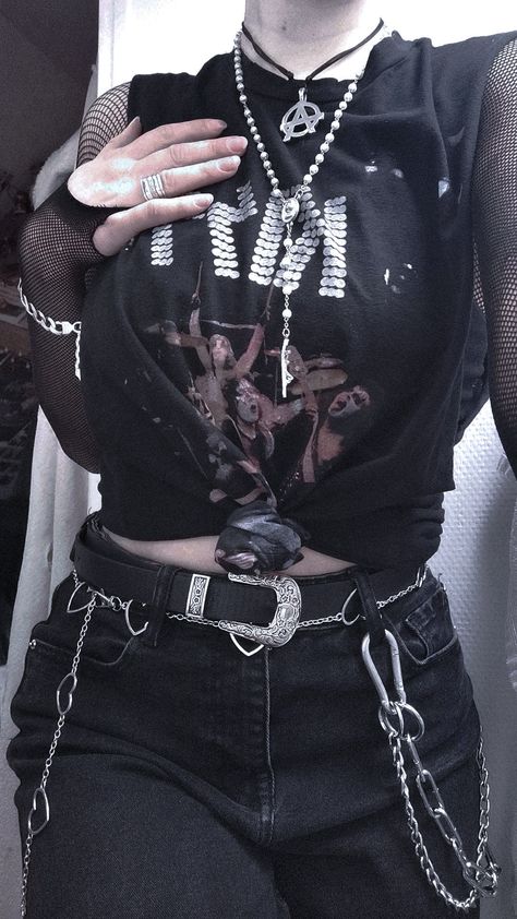 Metal Outfits Women, Gothic Baddie, Goth Punk Outfits, Metal Outfits, Vintage Concert T Shirts, Metal Outfit, Dark Clothing, Punk Clothing, Alt Outfits