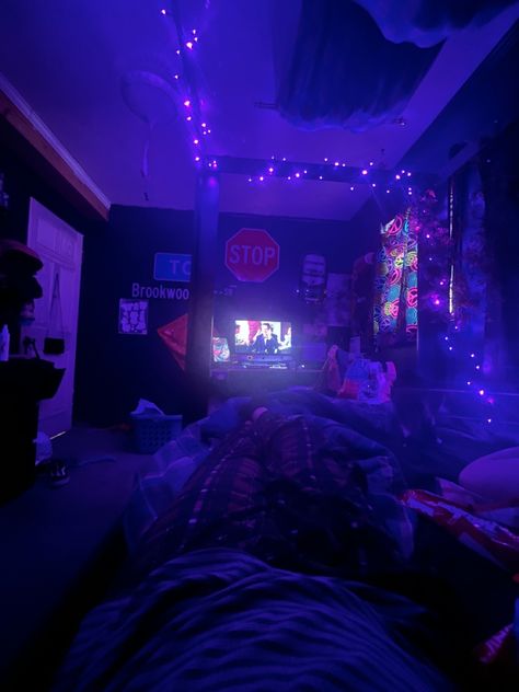 Dark Bedroom With Led Lights, Trippy Bed, Dark Purple Rooms, Dark Purple Room Ideas Bedrooms, Dark Purple Room, Dope Rooms, Chill Room Ideas, Purple Room Aesthetic, Emo Room