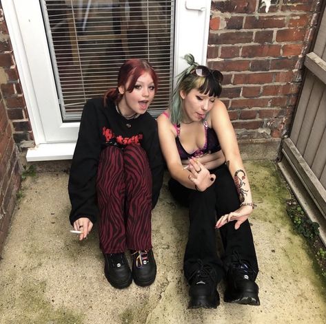 Goth Friends Aesthetic, Dream Life Photos, Goth Friends, Friends Group Photo, I Need Friends, Friend Pictures Poses, Need Friends, Friend Group, Tv Girls