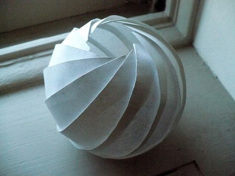 Paper folded Sphere Origami Paper Folding, Origami Lamp, Origami Ball, Paper Folder, Origami And Kirigami, Paper Engineering, Folding Origami, Paper Balls, Origami Paper Art