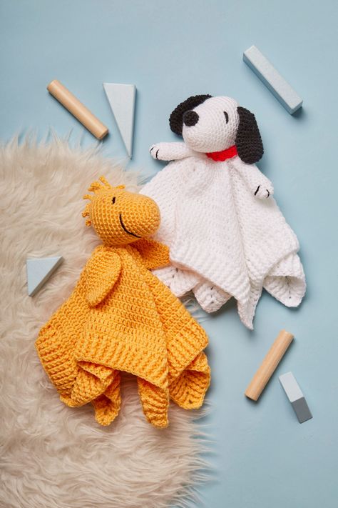 Crochet Snoopy, Snoopy Blanket, Baby Snoopy, Lovey Pattern, Crochet Lovey, Lovey Blanket, Fun Crochet Projects, Diy Crochet Projects, Yarn Projects