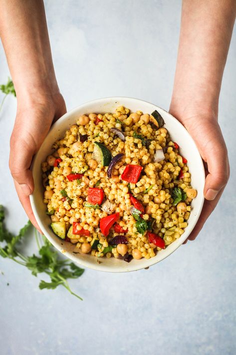 Golden Garlic Couscous with Vegetables & Chickpeas Garlic Couscous, Gluten Free Couscous, Giant Couscous, Easy Packed Lunch, Summer Bbq Side Dishes, Glutenfree Recipe, Clean Eating Vegan, Leafy Green Salads, Easy Vegetarian Dinner