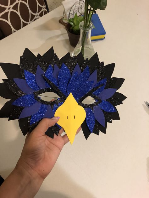 Bird Mask Diy, Cardboard Crafts Kids, Carnival Crafts, Bird Mask, Theme Carnaval, Plastic Bottle Flowers, Bird Costume, Bird Masks, Hand Crafts For Kids