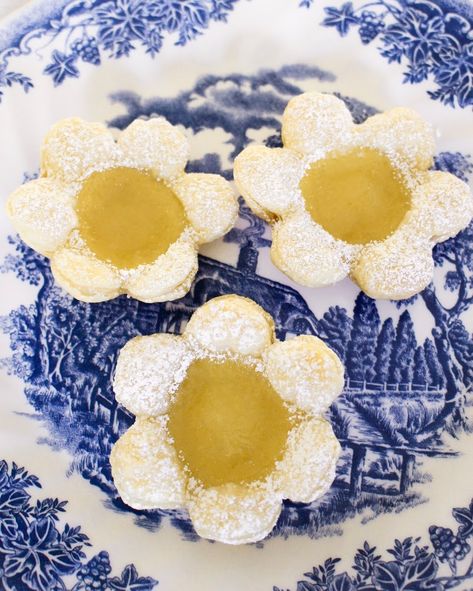 Mini Lemon Flower Tarts, Lemon Daisy Tarts, Daisy Food Ideas, Daisy Desserts, Tart Mini, Plan 2025, Lemon Tartlets, Easter Dessert Ideas, Easter Treat Box