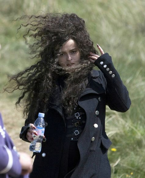 Look at those nails! Bellatrix may be an insane bitch, but her style is cool. Helena Carter, Helena Bonham, Bellatrix Lestrange, Bonham Carter, Helena Bonham Carter, Nails, Water, Hair