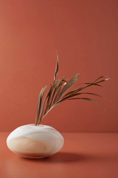 Terra cotta met lichte tinten en natuurlijke materialen; prachtig! Nordic Interiors, Color Terracota, Anthropologie Home, Scandinavian Interior Design, French Furniture, Cheap Furniture, Arte Floral, Scandinavian Interior, Living Room Inspiration