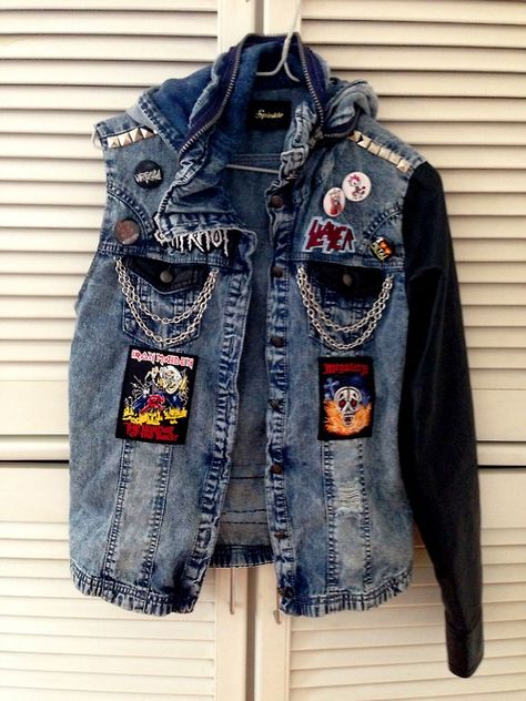 patch jacket heavy metal headbanger Rock Patches Jacket, Metal Jeans Jacket, Patched Leather Jacket, Metal Patches Jacket, Trash Jacket, Patch Jacket Ideas, Punk Battle Jacket, Metal Head Outfits, Punk Jean Jacket