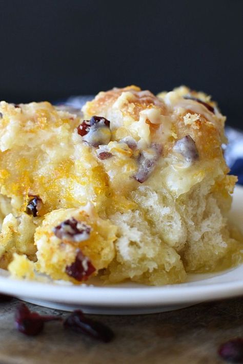 Easy Cranberry Orange Monkey Bread recipe is made with frozen Rhodes rolls, sprinkled with orange sugar, drizzled with butter and glazed with orange icing. A great overnight breakfast!Perfect Christmas morning breakfast. #ad #Rhodes #frozendough #frozenrolls #monkeybread #pullapartbread #bread #orangemonkeybread #orangebread #cranberrybread #cranberryorangebread #overnightbreakfast #breakfast #brunch #Christmasbreakfast #easyrecipe #semihomemadebread Orange Monkey Bread, Rhodes Rolls Recipes, Rhodes Dinner Rolls, Cinnamon French Toast Bake, Rhodes Bread, Overnight Breakfast Recipes, Rhodes Rolls, Orange Monkey, Frozen Dinner Rolls