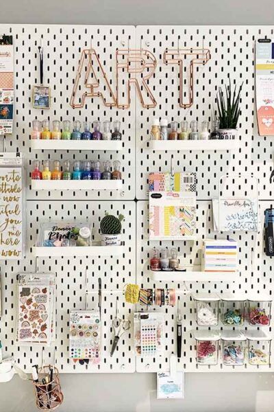 Pegboard Toy Organization, Ikea Peg Board Craft Room, Wall Storage For Kids Room, Ikea Board Wall, Ikea Office Pegboard, Ikea Pegboard Ideas Kids, Ikea Peg Board Ideas, Ikea Skadis Sewing Room, Ikea Pegboard Kids Art