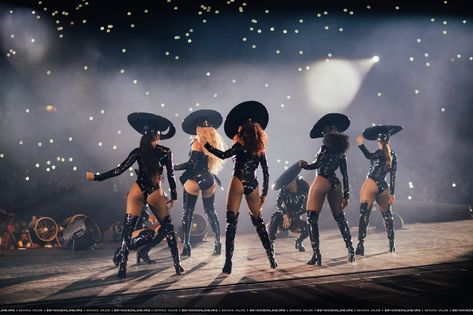 Beyonce Dancers Outfits, Beyonce Formation Outfits, Beyonce Backup Dancers, Manifestation Career, Beyonce Background, Beyonce Concert Outfit, Beyonce Performance, Beyonce Dancers, Beyonce Quotes