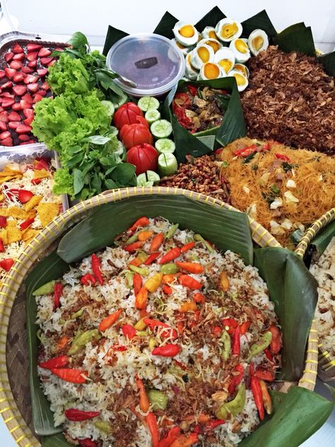 Nasi Liwet Sunda Nasi Liwet Sunda Komplit, Flavorful Rice, Indonesian Cuisine, Rice Dish, Malaysian Food, Food Combining, Catering Food, Indonesian Food, Food Shows