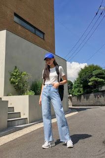 RedonWhite: 35 Ways to Style Jeans - How to wear Mom jeans, Straight Leg Jeans, Ripped Jeans, and Wide Leg Jeans Everyday Outfit With Cap For Women Casual, Tshirt And Jeans, Korea Style, Korean Fashion Trends, Korean Street, Ootd Inspo, Ulzzang Fashion, Korea Fashion, Fashion Korean