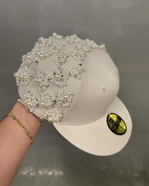 @edoardooalbertini's Louis Vuitton-inspired Yankee fitted. 😮‍💨 Arm Candies, Yankee Fitted, Custom Fitted Hats, Stylish Caps, Diy Fashion Clothing, Diy Hat, Fancy Hats, Dope Jewelry, Hair Wraps